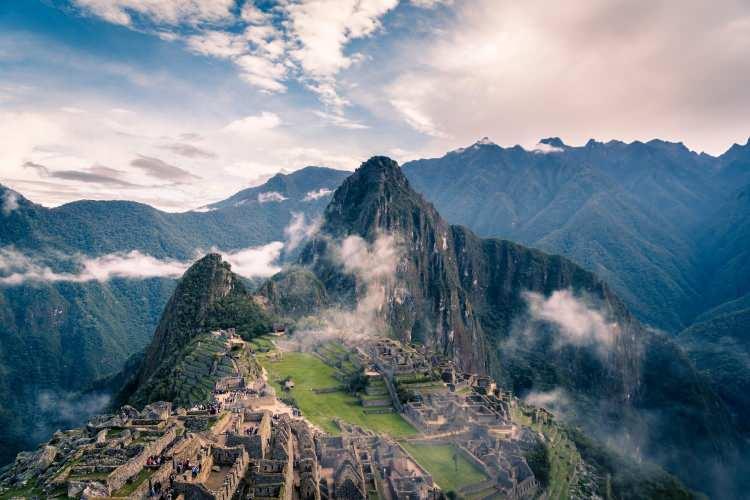 <p><span style="color:#B22222"><strong>14. Peru</strong></span></p>

<p><em>Yıllık ücretli tatil günleri: 42</em></p>

<p>Yılda 42 ücretli tatil günü ile en çok tatil günü veren ülkelerden biridir. Ayrıca, Peru'nun büyüyen ekonomisi ve madencilik, tarım ve turizm gibi geniş endüstrileri, yeni zorluklar arayan profesyoneller için geniş iş fırsatları sunuyor.</p>
