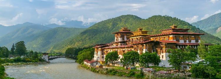 <p><span style="color:#B22222"><strong>6. Butan</strong></span></p>

<p><em>Yıllık Ücretli Tatil Günü: 44</em></p>

<p>Bhutan, GSYİH yerine Gayri Safi Milli Mutluluğa (GNH) özel olarak odaklanan, refah ve sürdürülebilir kalkınmaya öncelik veren benzersiz bir çalışma ortamı sunmaktadır. Ülkenin çarpıcı doğal manzaraları, çevrenin korunmasına olan bağlılığı ve kültürel zenginliği, profesyoneller için zenginleştirici bir ortam yaratıyor.</p>
