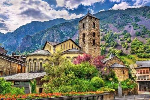 <p><span style="color:#B22222"><strong>4. Andorra</strong></span></p>

<p><em>Yıllık Ücretli Tatil Günü: 44</em></p>

<p>Andorra genellikle dünyanın dört bir yanından ünlü kayak merkezlerine çekilen tatilcileri cezbederken, Andorra sakinleri bol miktarda tatil avantajının tadını çıkarıyor. Bir şirkette altı aydan fazla bir süredir görev yapan çalışanlar, art arda en az iki hafta izin şartı ile yılda 30 takvim günü ücretli tatil hakkına sahiptir.</p>
