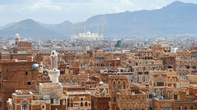 <p><span style="color:#B22222"><strong>3. Yemen</strong></span></p>

<p><em>Yıllık ücretli tatil günleri: 45</em></p>

<p>Yemen'de geleneksel kültürel değerler, aile ve boş zamanlara öncelik vererek iş ve özel yaşam arasında bir denge sağlar. Ek olarak, ülkenin ağırlıklı olarak tarım ekonomisi, genellikle mevsimlerin belirlediği bir hızı takip ederek hayata doğal bir ritim kazandırır.</p>

<p> </p>
