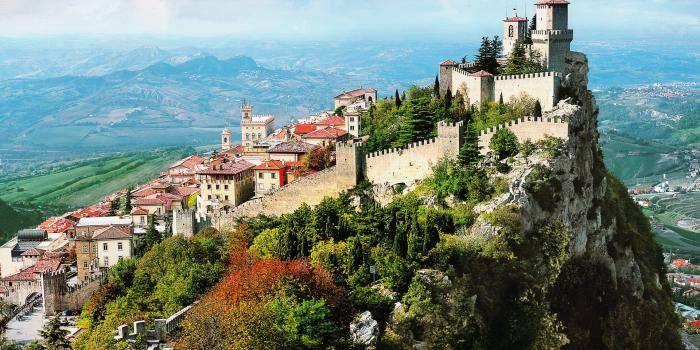 <p><span style="color:#B22222"><strong>2. San Marino</strong></span></p>
<p><em>Yıllık ücretli tatil günleri: 46</em></p>
<p>Manhattan'a eşdeğer büyüklükte bir ülke olan San Marino, dünyanın en küçük ülkeleri arasında yer alabilir, ancak tatil avantajları dikkat çekicidir.</p>
<p>İtalya'da yer alan bu bağımsız cumhuriyet, işgücünün tatiller hariç yılda 26 gün ücretli tatilden yararlanmasını sağlar. Ayrıca, San Marino 20 resmi tatil gözlemliyor ve çalışanların her yıl toplam 46 ücretli izin almasına izin veriyor. Sonuç olarak, San Marino'daki işçiler en yüksek ücretli tatil günü sayısı için dünya çapında ikinci sırada yer alıyor.</p>
