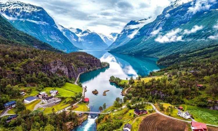 <p><strong><span style="color:#B22222">20)  NORVEÇ  </span>|  651 MİLYAR DOLAR</strong></p>
