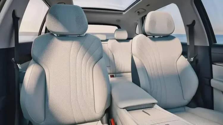 <p><strong>FİYATIYLA PİYASAYI ALT ÜST EDEBİLİR</strong></p>
<p>15 bin 300 dolara hem C segment hem SUV hem de elektrikli bir araç üreten Geely, bu aracın satışı şimdilik sadece 89 ülkede yapacak.</p>
<p> </p>