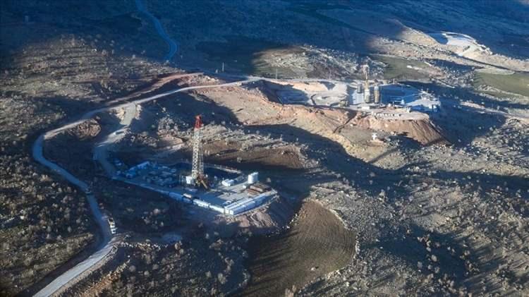 <p>TPAO çalışanları, saha içerisinde bulunan köylerde yaşayanlar, güvenlik güçleri ve çalışmalara destek olan alt işverenleri kapsayacak şekilde bütüncül bir bakış açısıyla bir ulaşım altyapısı hazırladıklarına dikkati çeken Bayraktar, "Gabar'ın can damarını bu ulaşım altyapısı oluşturuyor.</p>
