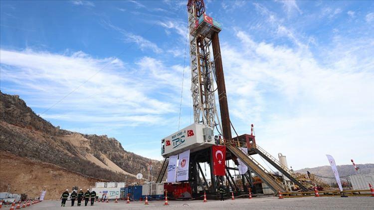 <p>Açıklamada görüşlerine yer verilen Bayraktar, Cumhurbaşkanı Recep Tayyip Erdoğan'ın müjdeyi vermesinin ardından üretim için çalışmalara başladıklarını belirterek, "Bölgedeki tüm ekiplerin koordineli bir şekilde çalışması için lojistik çok önemli bir unsurdu.</p>
