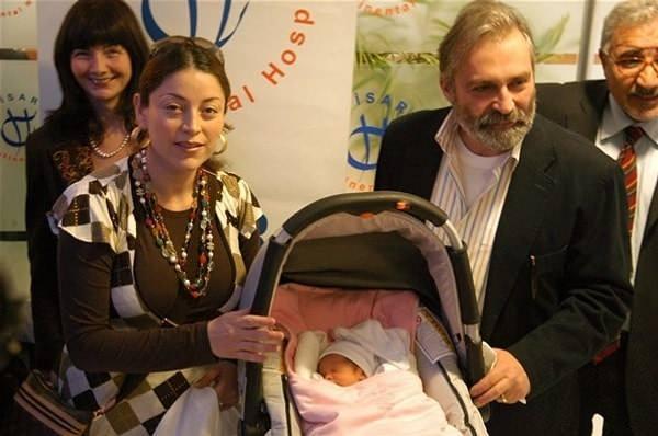 <p>Ünlü çiftin kızı Nazlı’yı görenler ‘annesinin kopyası’, ‘aynı annesi’ gibi yorumlar yaptılar.</p>

