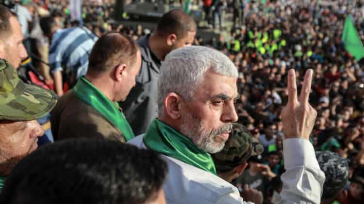 <p>Hamas'ın Mısır aracılığıyla İsrail ile 11 Ekim 2011'de yaptığı esir takası anlaşması çerçevesinde serbest kalan Sinvar, Hamas'ın siyasi bürosuna üye oldu.</p>
<p> </p>
