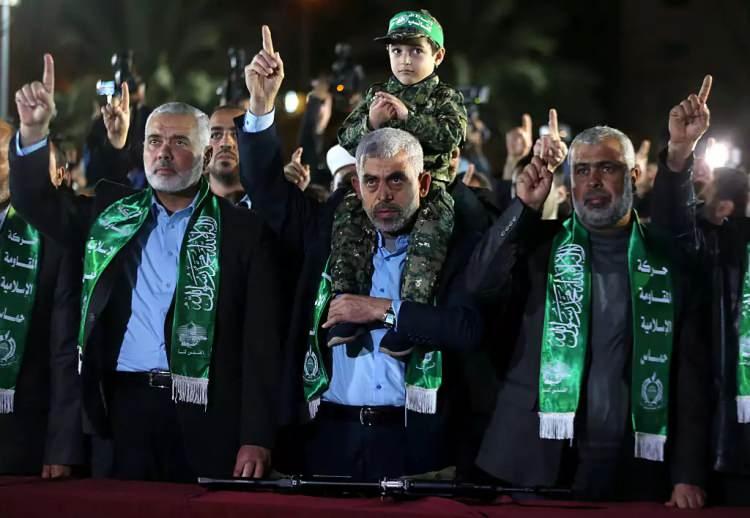 <p>Sinvar, 2017'de Hamas'ın Siyasi Büro Başkanı seçilen İsmail Haniye yerine Hamas'ın Gazze'deki Siyasi Büro Başkanı görevine geldi.</p>
<p>Arap basınında Mayıs 2021'de çıkan haberlerde, Sinvar'ın İsrail hava saldırısından kurtulduğu belirtildi.</p>
<p>Hamas'ın askeri kanadı İzzeddin el-Kassam Tugayları'nın ilk kurucularından sayılan Sinvar, aynı zamanda Hamas'ın güvenlik ve davet teşkilatı olarak isimlendirilen Mecd Gücü'nün de kurucusu.</p>