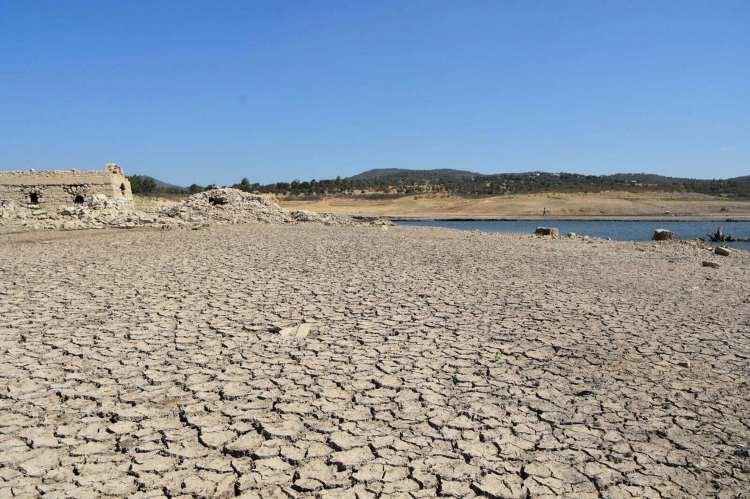 <p>Muğla’nın dünyaca ünlü turistik ilçesi Bodrum'da 11 mahallede su kesintisi yaşanacak.  </p>

<p>​</p>
