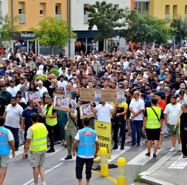 <p>Yürüyüşün başında, oğlunun fotoğrafını taşıyan acılı anne oğlunun sebepsiz yere barbarca saldırıya uğradığını belirtti. Yürüyüşe katılan kalabalık “Ben Numan’ım” sloganları attı.</p>
