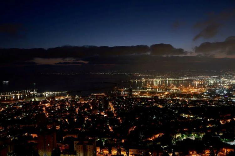 <p>Birçok yerel yönetim, sakinlere zorunlu olmayan faaliyetleri azaltmaları, korunan alanlara yakın kalmaları ve büyük toplantılardan kaçınmaları tavsiyesinde bulundu.</p>

<p>Hayfa'da kamuya açık bomba sığınakları, bir saldırı sırasında uzaktan açılabilmeleri için dijital sistemlerle donatıldı.</p>
