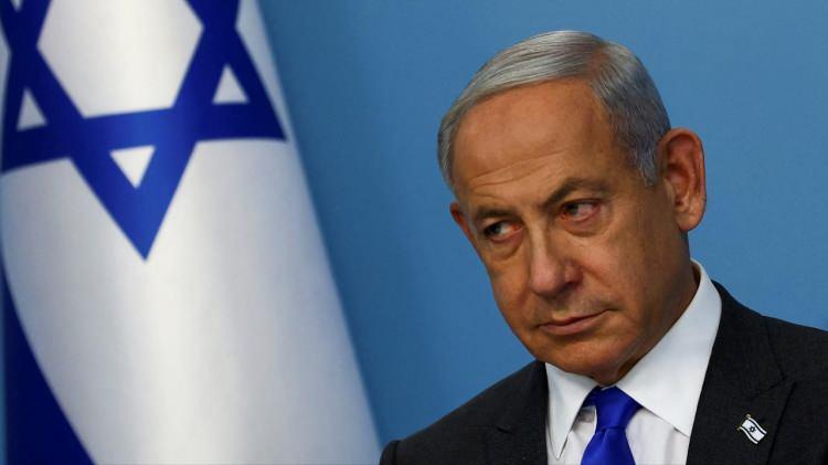 <p>Başbakan Binyamin Netanyahu, çarşamba günü yeni asker adaylarıyla bir araya gelirken yaptığı açıklamada, <strong><em>"İsrail vatandaşlarının teyakkuzda olduğunu biliyorum ve sizden tek bir şey istiyorum: Sabırlı ve soğukkanlı olun. Hem savunmaya hem de saldırıya hazırız, düşmanlarımızı vuruyoruz ve kendimizi de savunmaya kararlıyız"</em></strong> dedi.</p>
