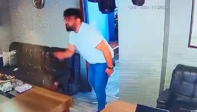 <p>Kardeşi Yasin Akdoğan ise, 'Taksirle ölüme sebebiyet vermek' suçundan gözaltına alındı. Akdoğan'a çıkarıldığı mahkeme tarafından ev hapsi cezası verildi.</p>
