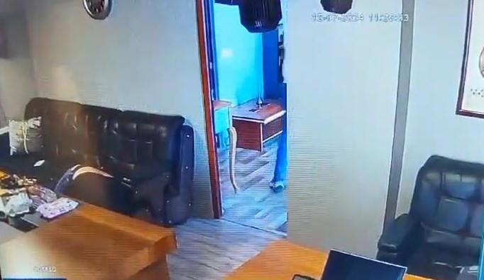 <p>İhbar üzerine olay yerine gelen sağlık ekipleri tarafından hastaneye kaldırılan Rıdvan Akdoğan, 17 gün sonra hayatını kaybetti. </p>
