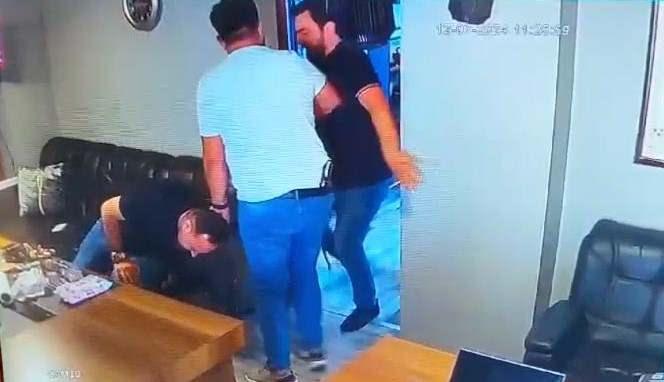 <p>Ofiste bulunan güvenlik kamerasına yansıyan olayda, Ali K.'nin içeri girdiği sırada arkasından gelen Rıdvan Akdoğan'ın önce Ali K.'nin kafasına silah dayadığı ardından da tekme ve yumruk attığı görülüyor. Yasin Akdoğan'ın araya girmeye çalıştığı anda Rıdvan Akdoğan Ali K.'nin bacağına ateş ettikten sonra kafasına tekme atıyor. </p>