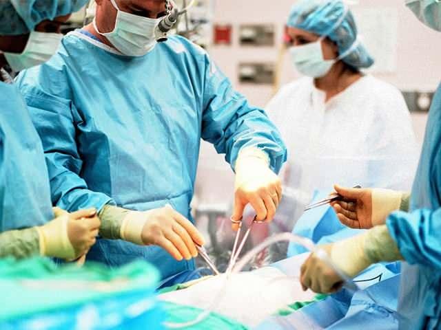 <p>Yapılan detaylı tetkikler sonucunda genç kızın karın bölgesinde yaklaşık 25 santimetre çapında adeta kavun büyüklüğünde bir kist olduğu tespit edildi.</p>