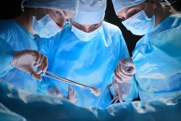 <p><span style="color:#800000"><em><strong>12 yaşındaki bir kız çocuğunun şiddetli karın ağrısı nedeniyle kaldırıldığı hastanede beklenmedik bir kitle ile doktorları şoka uğrattı. </strong></em></span></p>