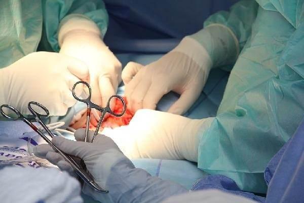 <p>Çocuk Cerrahisi Uzmanı Op. Dr. Mahmut Aluç tarafından gerçekleştirilen başarılı bir operasyonla, genç kızın sol yumurtalığında bulunan ve karaciğere kadar uzanan devasa kist içerisindeki 1.6 litre su boşaltılıp, başarıyla çıkarıldı. Sağlığına kavuşan genç kız taburcu edildi.</p>
<p> </p>