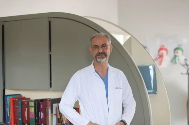 <p>Çocuk Cerrahisi Uzmanı Op. Dr. Mahmut Aluç, kisttin içerisinden yaklaşık 1.6 litre sıvı boşaltıldığını söyleyerek,</p>