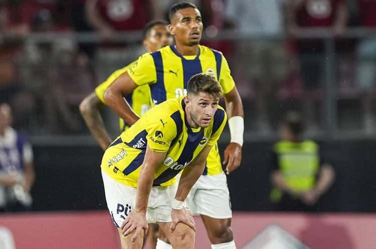 <p><strong>Footmercato</strong>: Lille, Fenerbahçe'yi uçuruma sürüklüyor. Lille, Fenerbahçe'yi 2-1 yenerek Şampiyonlar Ligi'nin kokusu hissedilebiliyor.</p>
