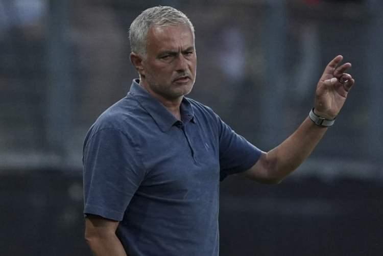 <p><strong>A Bola: </strong>Mourinho'nun çalıştırdığı Fenerbahçe, Lille'e 2-1 mağlup oldu.</p>
