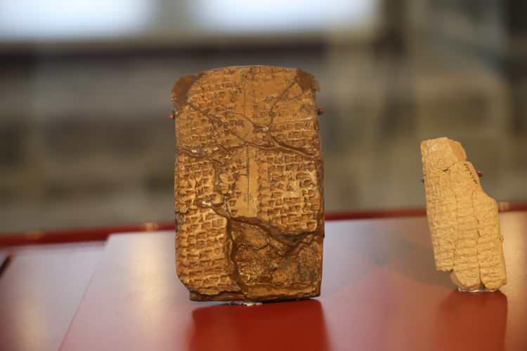<p>Diyarbakır Müzesi'nde görevli Arkeolog Nuran Candan ise, sarayda birçok kil tablet bulunduğuna değinerek, "Bu kil tabletin en önemli özelliği kadın isimlerinin yer alması. Kadın isimleri de araştırıldığında farklı dil gruplarına ait olduğu görülmektedir. Asuri, İrani, Süryani ve Sami dil grubuna ait olduğu görülmüştür. Bunun dışında daha çözülemeyen isimler de var" şeklinde konuştu.</p>