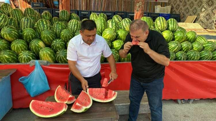 <p>Mehmet Kutsal, "Bu bölgede 150 dönümde karpuz ekiyoruz. Erbaa ve Yozgat dahil 300 dönüm ekiyoruz. Karpuz dağıtmak içimizden geldi. Kendi malımız olduğu için halkımız yesin istedik.</p>