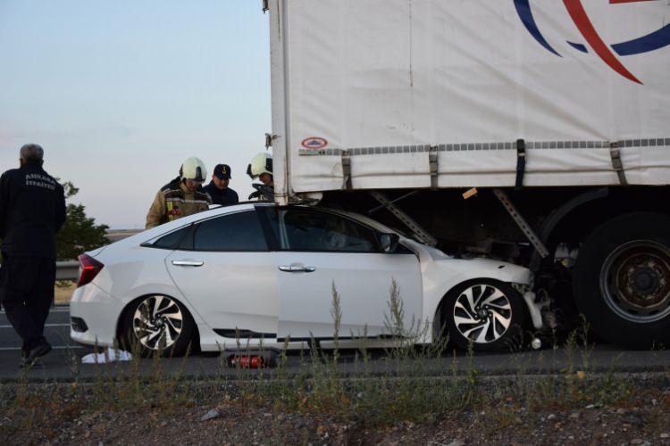 <p>Uzun yolda sürücülerin yaşadığı en büyük tehlikelerden biri ise ‘gözü açık halde’ uyumak olarak da bilinen ‘yol hipnozu’.</p>
