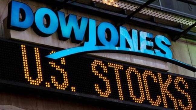 <p>Açılışta Dow Jones endeksi, 1000 puanın üzerinde değer kaybetti ve yüzde 2,68 azalarak 38.670,55 puana indi.</p>
