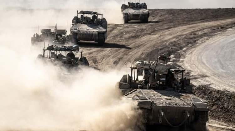 <p>Bu da &ouml;zellikle risk algısını zirveye taşımış durumda. Korku endeksi olarak kabul edilen VIX future'ları Temmuz sonundan bu yana 2.5 katına &ccedil;ıkarken, diğer yandan hisse senedi piyasalarını etkisi altına alan d&uuml;ş&uuml;şlerden ayrışan bir sekt&ouml;r dikkat &ccedil;ekiyor: Savunma sanayii.</p>
