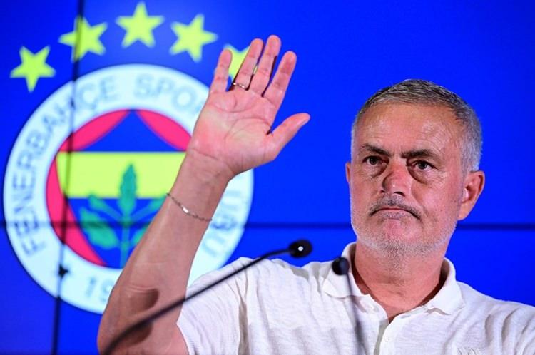 <p><strong>"Fenerbahçe taraftarı topa sahip olmak ister, gol ister, gol pozisyonuna girmek ister" şeklinde konuştu."</strong></p>