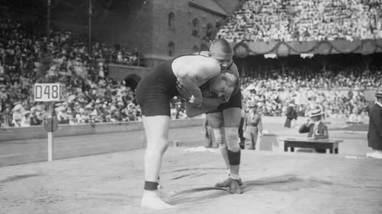 <p>2- Olimpiyatlarda gerçekleşen bir diğer ilginç olay ise 1912 yılında Stockholm'de şampiyonluk için mücadele veren 82.5 kg ağırlık kategorisindeki İsveçli sporcu Anders Ahlgren ile Ivar Böhling arasında gerçekleşti. Altın madalya mücadelesinde her iki sporcu da birbirine üstünlük sağlayamamış ve maç 9. saatin sonunda beraberlik ilanı ile tamamlanabilmiştir. Bu neticede her iki sporcuya da gümüş madalya verilmesine karar verilmiştir.</p>
