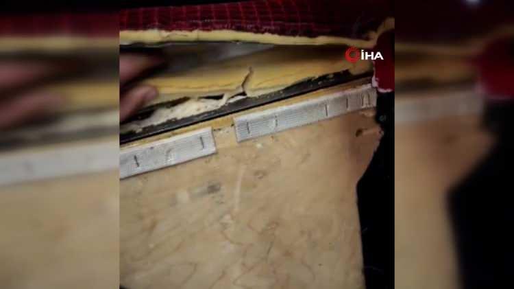 <p>Daha sonra yapılan fiziki kontrolde, koltuklardan dördünün sökülmesinin ardından, köpük ile koltukların ahşap tabanı arasına büyük miktarda banknotun (ABD doları) saklandığı metal bir kutu yerleştirildiği tespit edildi. Kurulan para biriminin toplam tutarı 939 bin 800 ABD doları olduğu tespit edildi.</p>