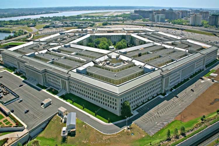 <p>Washington Post gazetesi yetkisi bulunmadığı halde gizli belgeleri ele geçirme ve elinde tutma suçundan azami beş yıl hapis veya 250 bin dolar para cezası alabileceğini yazdı.</p>