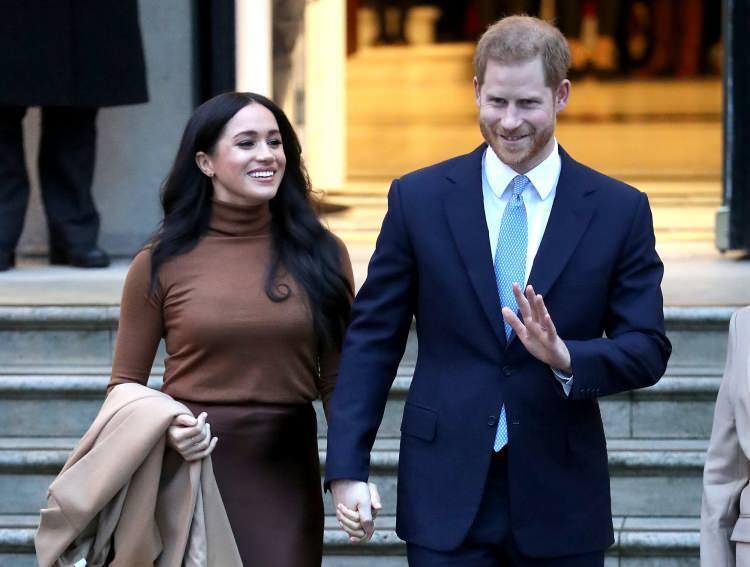 <p><strong>ABD'de yayın yapan bir TV kanalına katılarak Oprah Winfrey'a röportaj veren Meghan Markle ile kocası Harry, İnglitere'de yaşadıkları dönemde hem basından hem de sosyal medyadan kendilerine yönelen ağır eleştirilere dayanamadıklarını dile getirdi.</strong></p>
