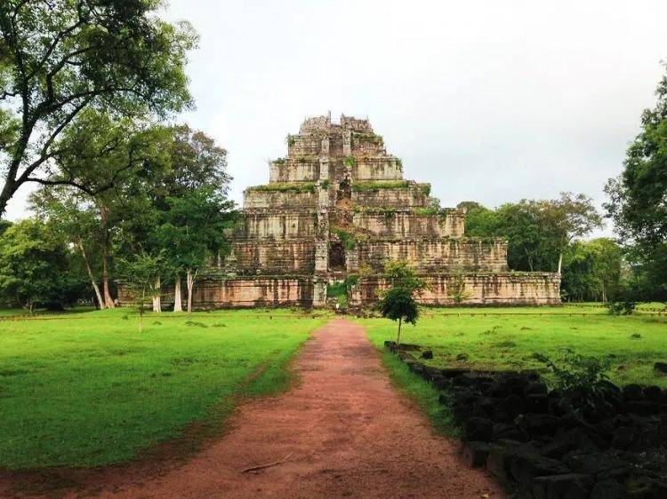 <p><span style="color:#B22222"><strong>3. PRANG TAPINAĞI - KOH KER, KAMBOÇYA (MS 940)</strong></span></p>
<p> </p>