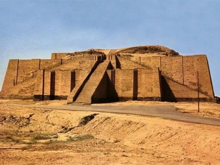 <p><span style="color:#B22222"><strong>4. UR ZİGGURATI - IRAK (MÖ 2000)</strong></span></p>
<p> </p>