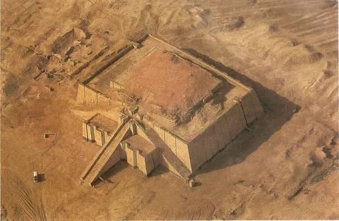 <p>Günümüz Irak'ında yer alan Ur antik kentindeki ziggurat, Sümerlerin en iyi korunmuş anıtlarından biridir. İlk olarak M.Ö. 21. yüzyılda Kral Şulgi tarafından inşa edilen ziggurat, daha sonra M.Ö. 6. yüzyılda Kral Nabonidus (II. Nebukadnezar) tarafından yeniden inşa edilmiştir.</p>

