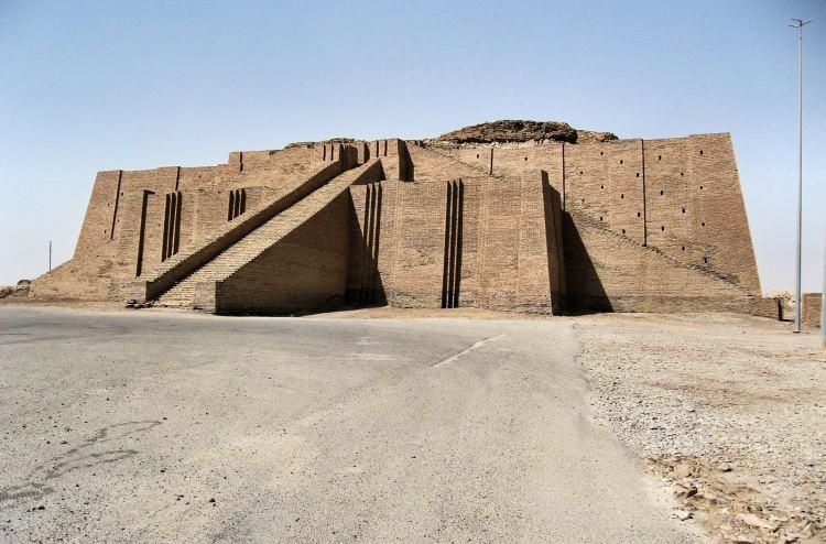 <p>Ur'daki zigguratın en önemli kısmı tepesindeki Nanna tapınağıydı. Ancak bu tapınak günümüze ulaşamamıştır. Tapınağın dekorasyonunun bir parçası olduğundan şüphelenilen bazı mavi sırlı tuğlalar bulunmuştur. Yapı toplam iki kez restore edilmiş ancak önemli miktarda hasar da görmüştür.</p>
