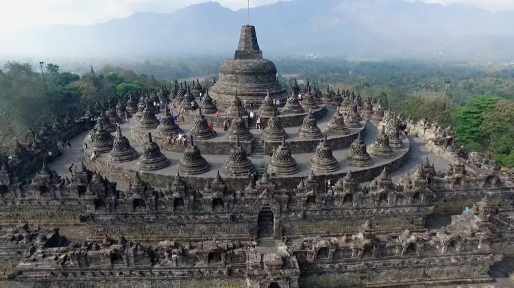 <p><span style="color:#B22222"><strong>6. BOROBUDUR TAPINAĞI - JAVA, ENDONEZYA (MS 800)</strong></span></p>
<p> </p>