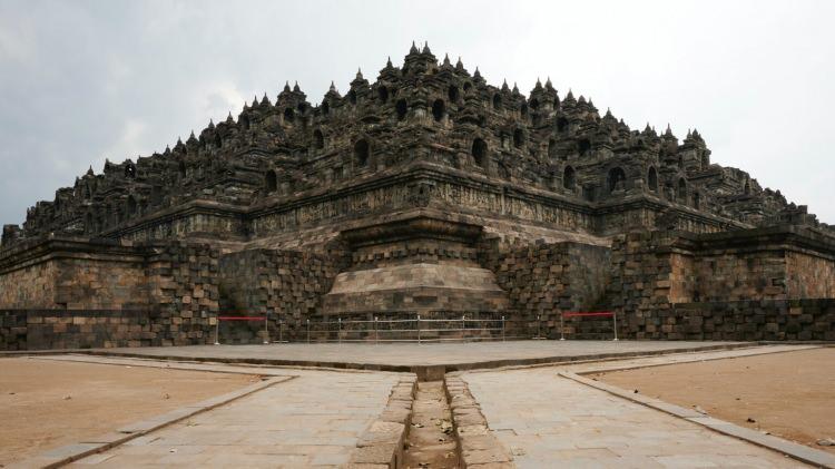 <p>Dünyanın en büyük Budist tapınağı olarak kabul edilen Borobudur Tapınağı'nın üst üste dizilmiş dokuz platformu geleneksel bir piramit olarak kabul edilmeyebilir, ancak gerçekten görkemlidir.</p>