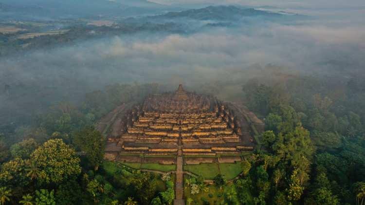 <p>Adanmışlar tapınağın en üst katına çıkan yürüyüş yolları boyunca saat yönünde tavaf ederler. Borobudur'da geometri, jeomansi ve teoloji, aydınlanma kavramıyla güçlü bir şekilde bağlantılıdır. Tapınakta toplam 504 Buda heykeli bulunmaktadır.</p>