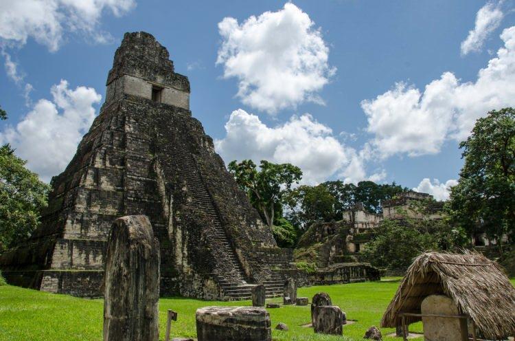 <p>Tikal, 1850'lerde Avrupalı kaşifler tarafından yeniden keşfedilene kadar yağmur ormanlarında unutulmuş bir haldeydi. Tikal kalıntıları, 1950'lerde kurulan ve 1979'da UNESCO Dünya Mirası alanı olarak belirlenen Tikal Ulusal Parkı'nın en büyük cazibe merkezidir.</p>
