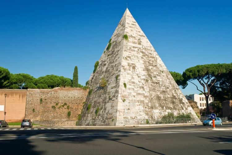<p><span style="color:#B22222"><strong>8. CESTİUS PİRAMİDİ - ROMA, İTALYA (MÖ 12)</strong></span></p>
<p> </p>
