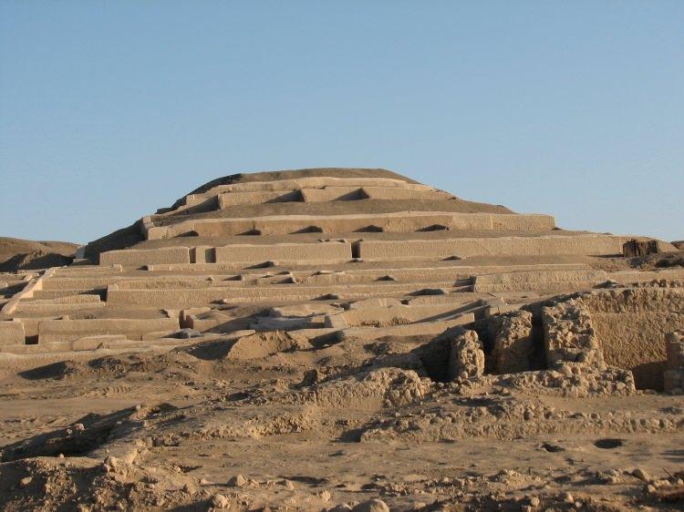 <p><span style="color:#B22222"><strong>10. CAHUACHİ - NAZCA, PERU</strong></span></p>
<p>Cahuachi, Nazca halkının bir hac yeriydi. MS 1. yüzyılda inşa edilmiştir. Daha sonraki kerpiç yapılar için temel olarak kullanılan 40'tan fazla höyük bulunmaktadır. Cahuachi'ye erişim oldukça zordur ve bu nedenle bir rehberle gitmeniz önerilir.</p>