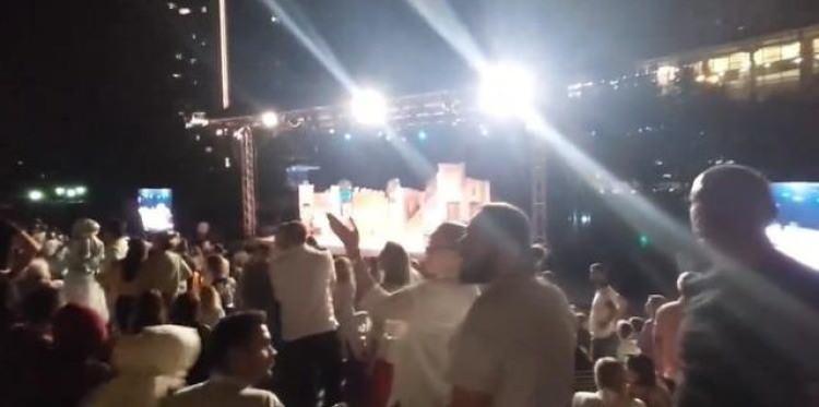 <p>Şener Şen 'Zengin Mutfağı' oyununu Ankara'da, Oran Açık Hava Sahnesi'nde sergiledi. Oyun sürdüğü sırada korku dolu anlar yaşandı.</p>
<p> </p>