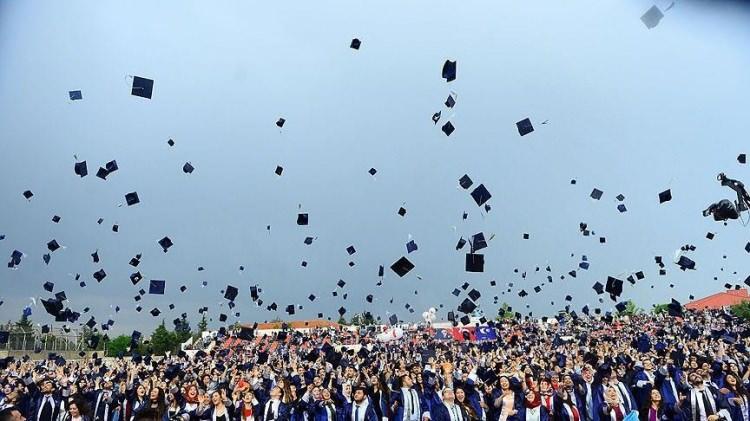 <p>3. yaş üniversitelerinin emeklilere "Emeklilik" döneminin bir bitiş noktası olmadığını göstererek aksine hayat boyu devam eden bir öğrenme kurgusuyla yeni bir başlangıç sağlayan akademik bir eğitim modeli sunduğu, bu kapsamda SGK il müdürlüklerinin 41 üniversiteyle protokol imzaladığı kaydedildi.</p>
