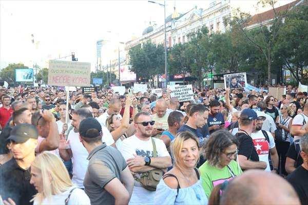 <p>Sırbistan İçişleri Bakanlığınca yapılan açıklamada, gösteriye 20 binden fazla kişinin katıldığına işaret edilerek, tren istasyonlarına giren göstericiler hakkında, "kamu düzeni ve huzurunu ihlal ettikleri" gerekçesiyle suç duyurusunda bulunulacağı belirtildi.</p>
<p> </p>
