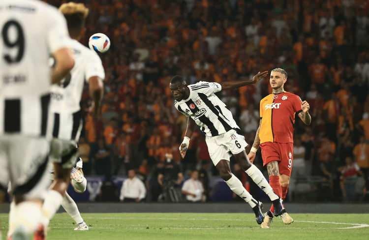<p>2024-2025 futbol sezonunun başlamasına sayılı günler kala takımlar transfer için yarışırken aynı heyecan taraftarları da sarmış durumda. Peki, katılımcıların önümüzdeki sezonda en büyük şampiyonluk adayı kim oldu?</p>
<p> </p>