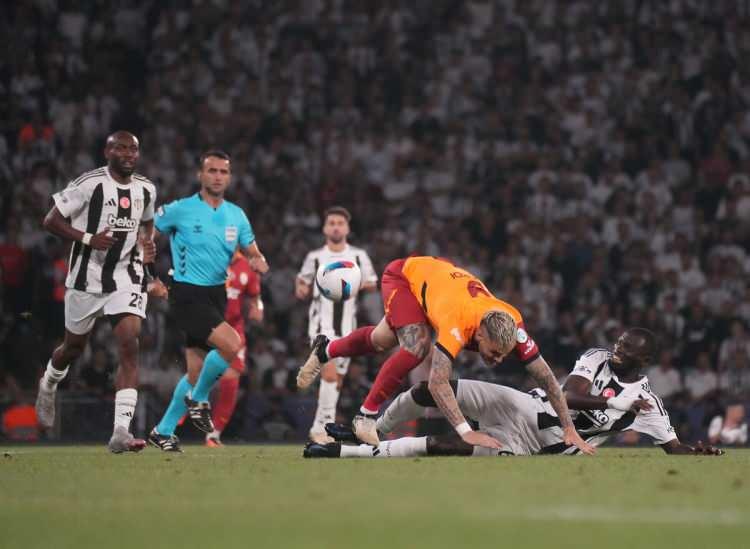<p>Geçtiğimiz günlerde oynanan Süper Kupa finalinde Beşiktaş, ezeli rakibi Galatasaray'ı 5-0 gibi farklı bir skorla mağlup etti. Peki, sence bu sonuçtan sonra şampiyonluğun favorisinde bir değişiklik olur mu?</p>
<p> </p>